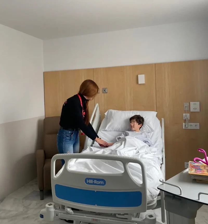 Niño antendido por una voluntaria.