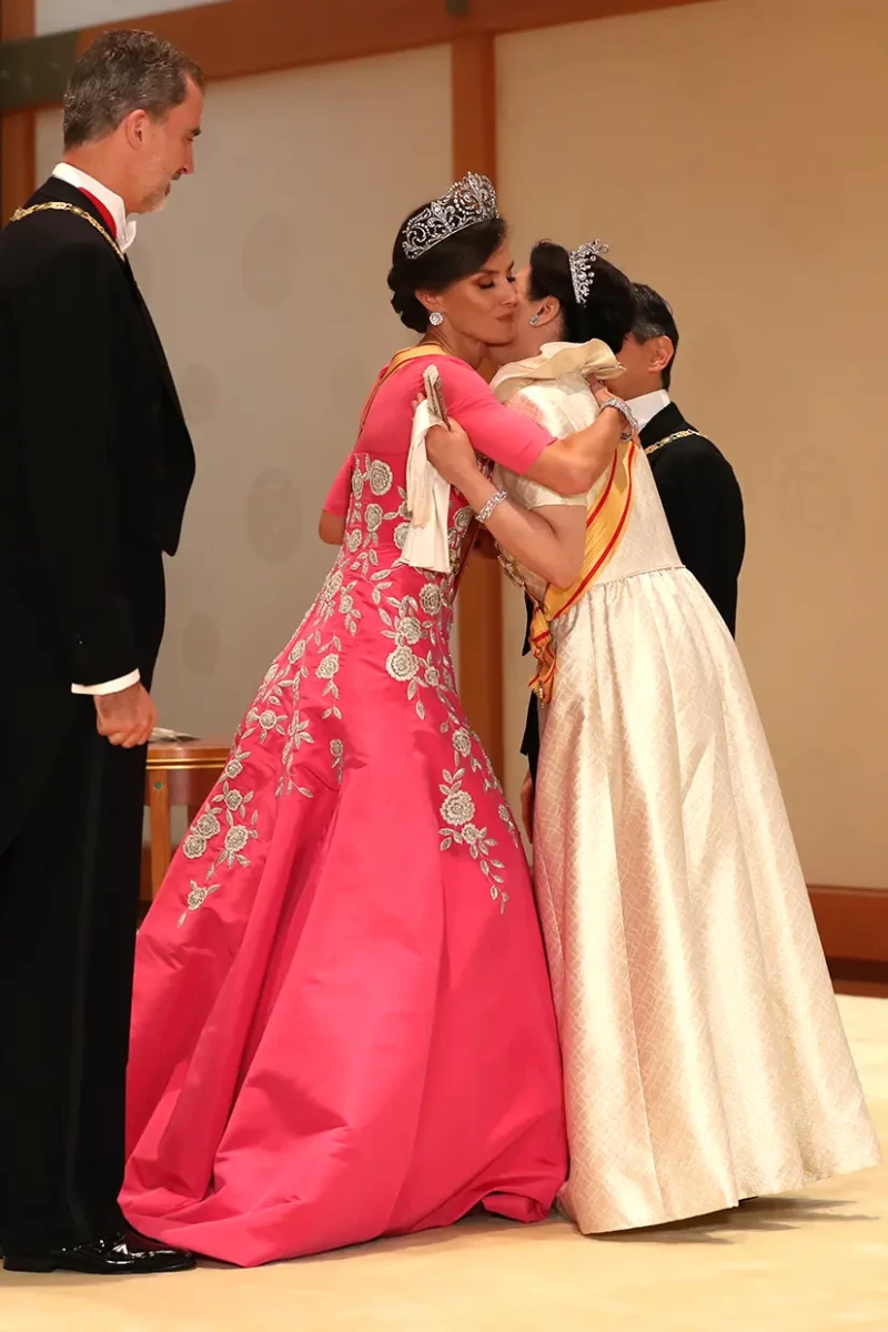 La reina Letizia abrazando a la emperatriz japonesa Masako.