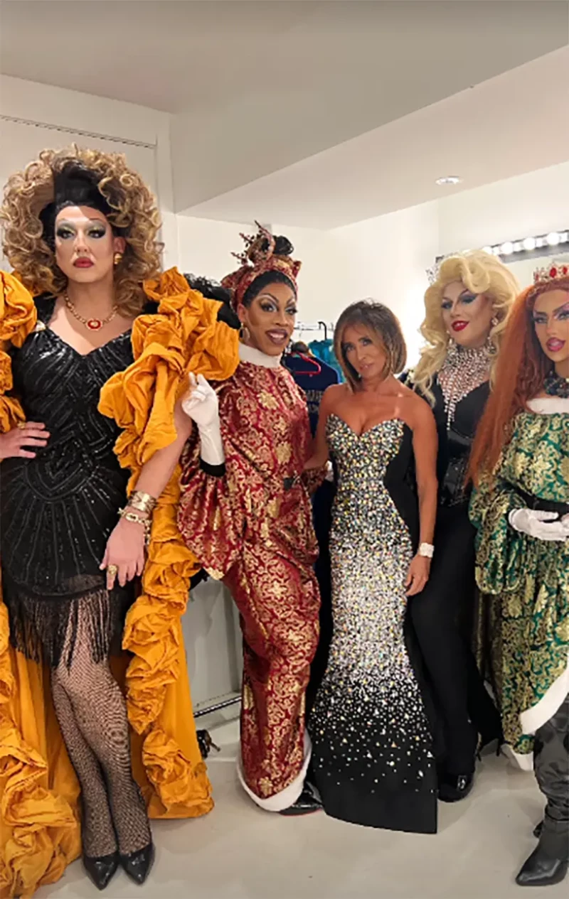 María Patiño rodeada de drag queens.