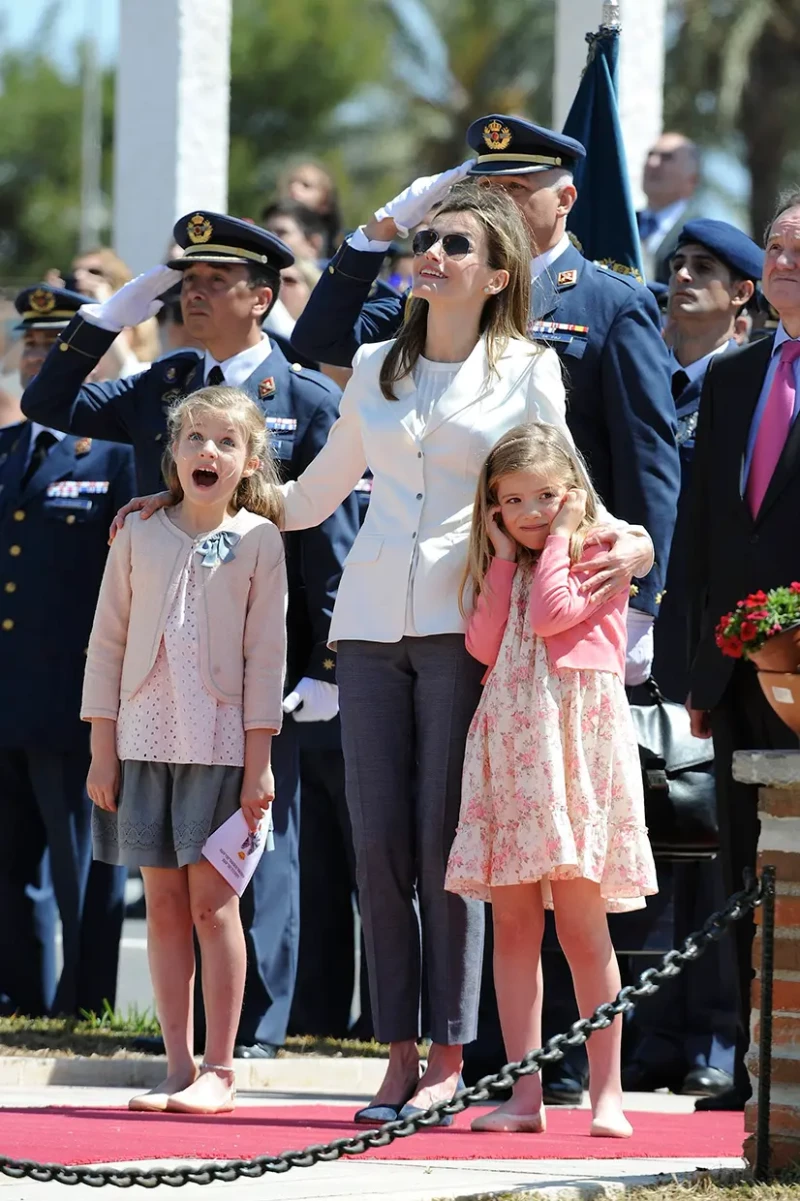 La infanta Sofía se tapa los oídos en el desfile de las fuerzas aéreas junto a la reina Letizia y la princesa Leonor