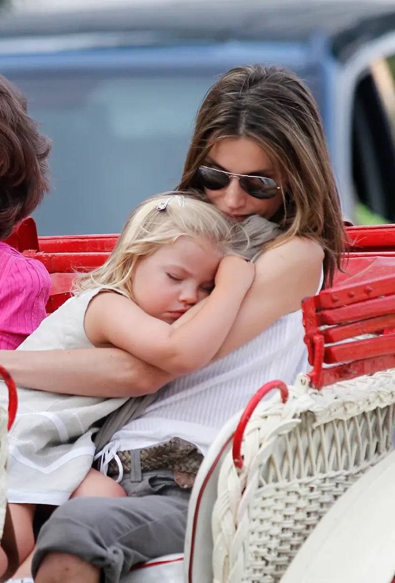 La infanta Sofia dormida en brazos de su madre la reina Letizia.