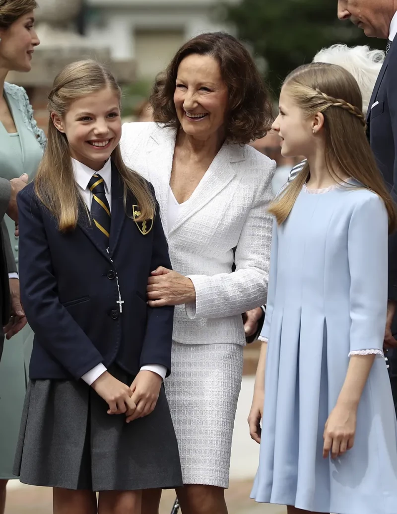 La infanta Sofía y la princesa Leonor con su abuela Paloma Rocasolano la madre de la reina Letizia.