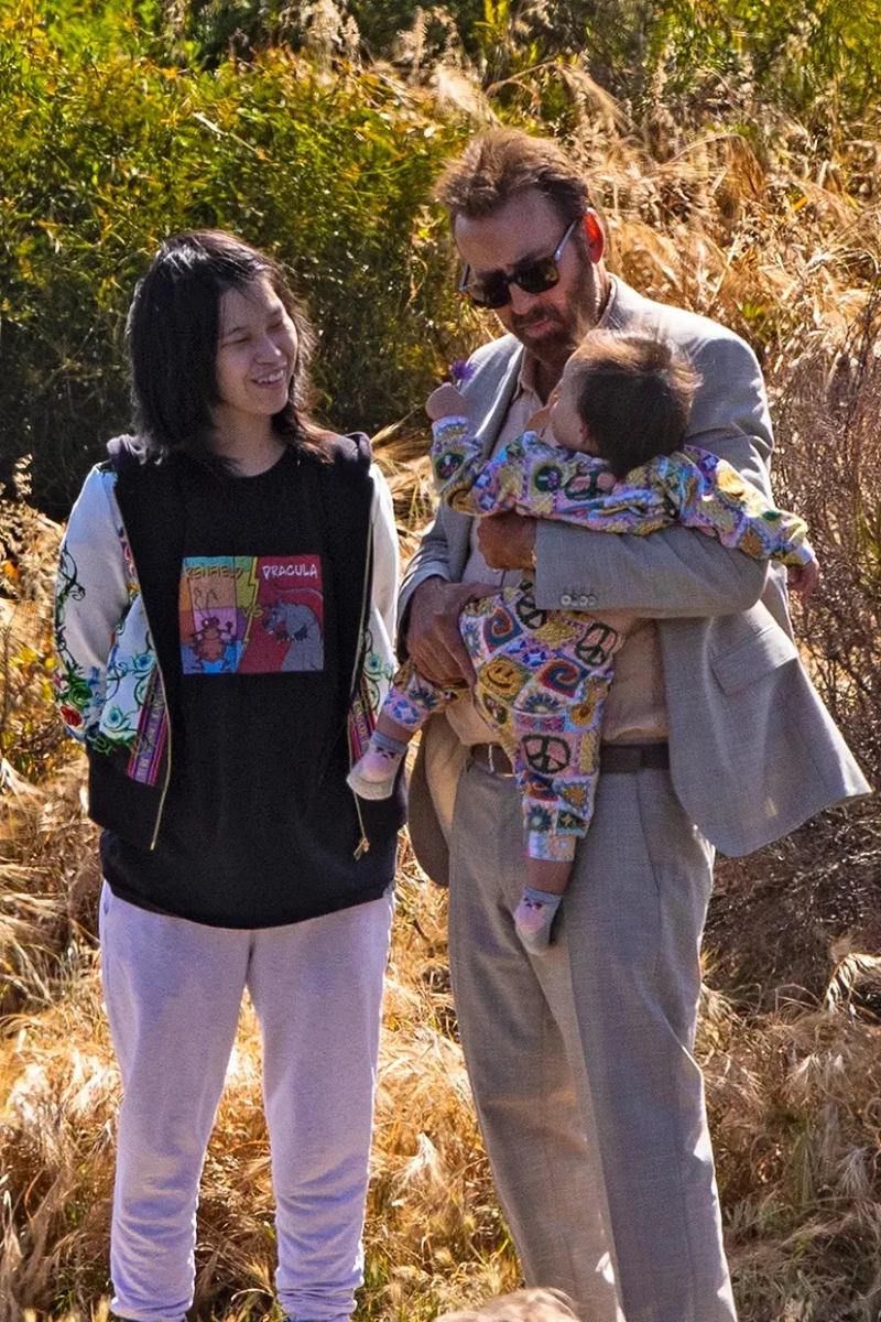 Nicolas Cage, su actual mujer, Riko Shibata, y su hija.