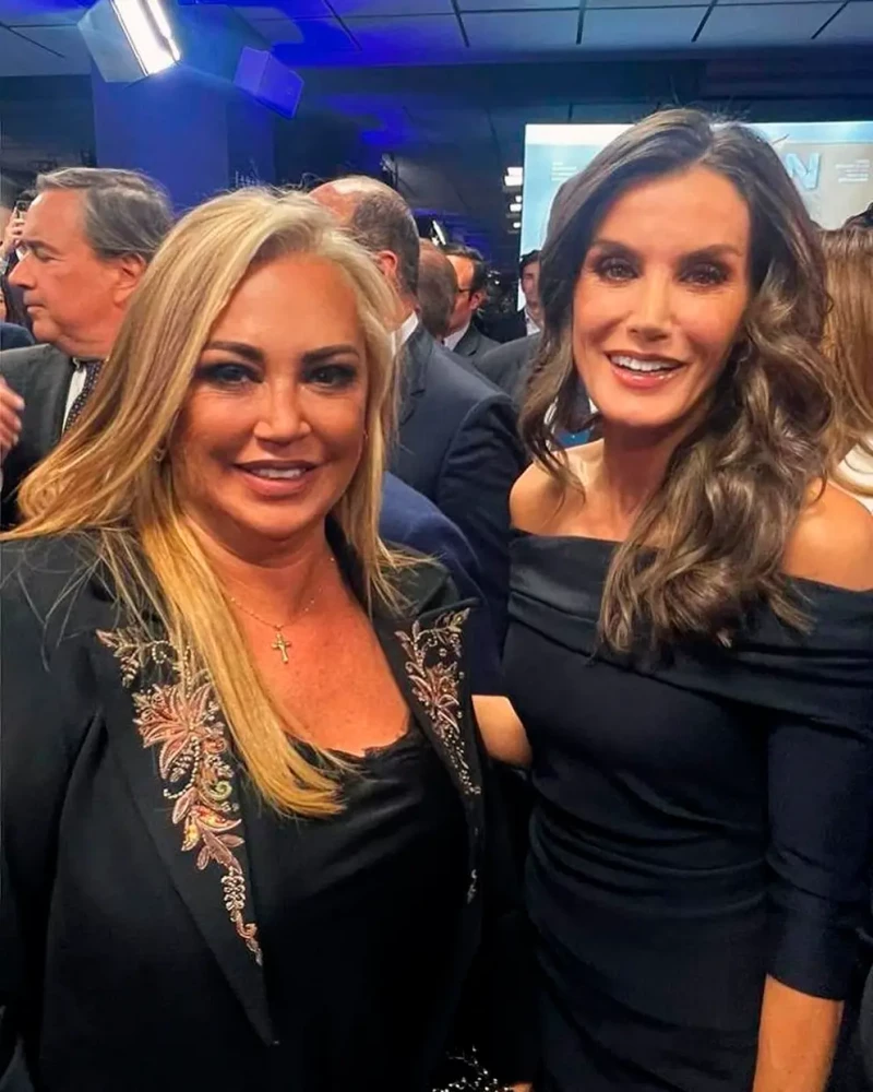 Belén esteban posando junto a la Reina Letizia.