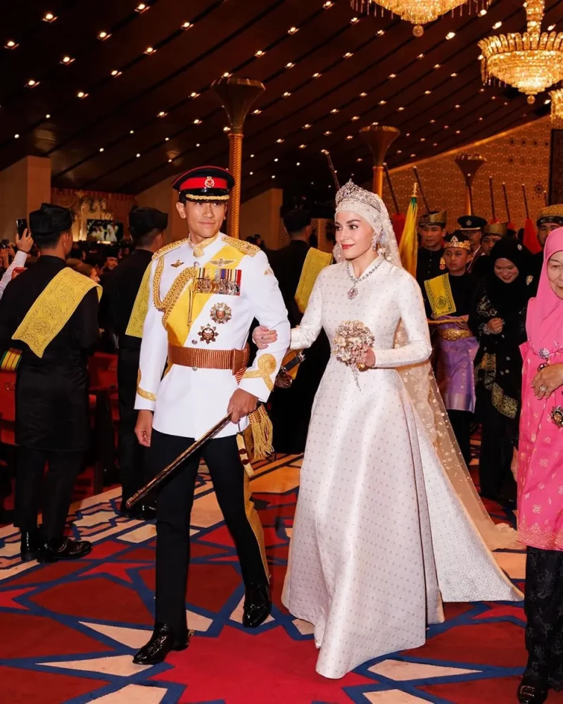 Novio recién casados saliendo juntos del gran salón.