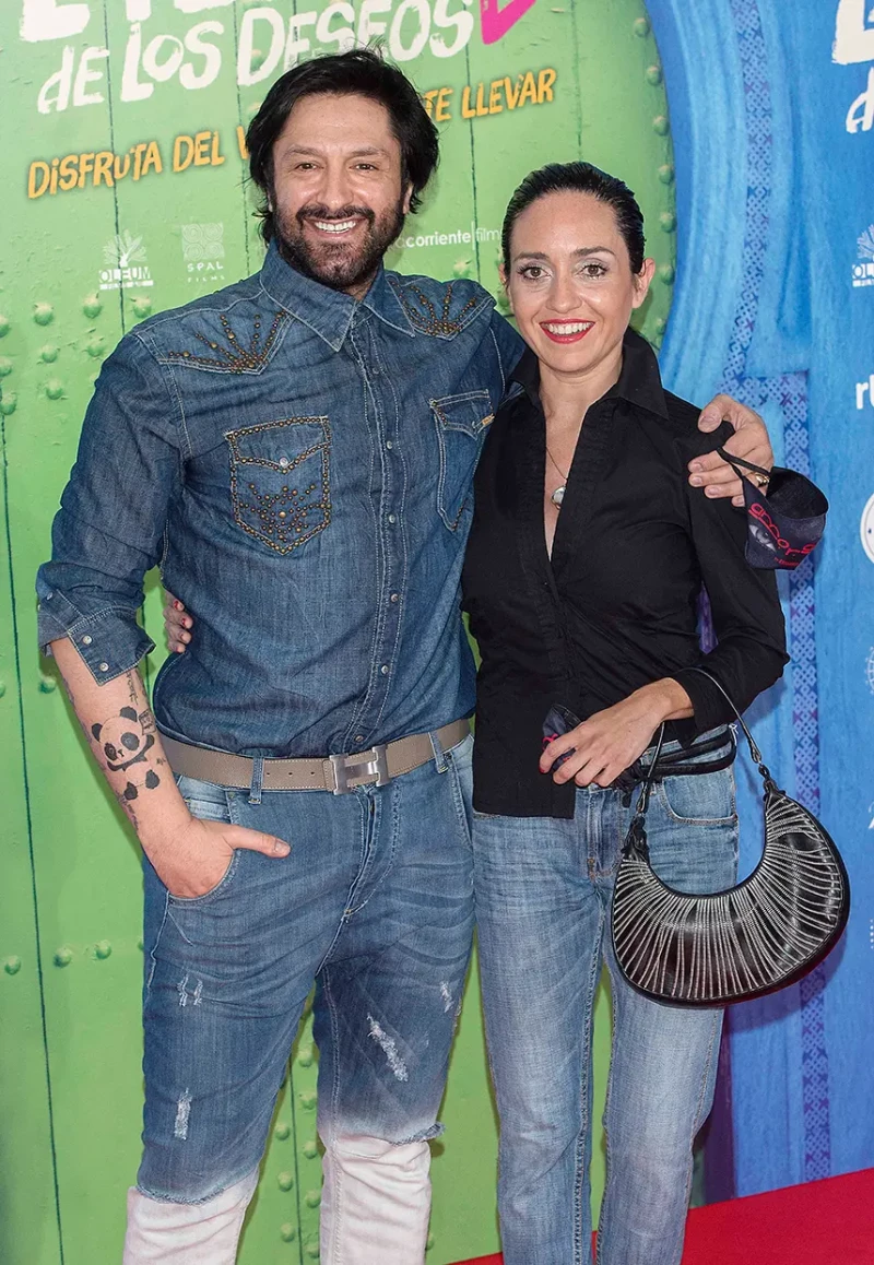 Rafael Amargo posando con su mujer en una foto antigua.