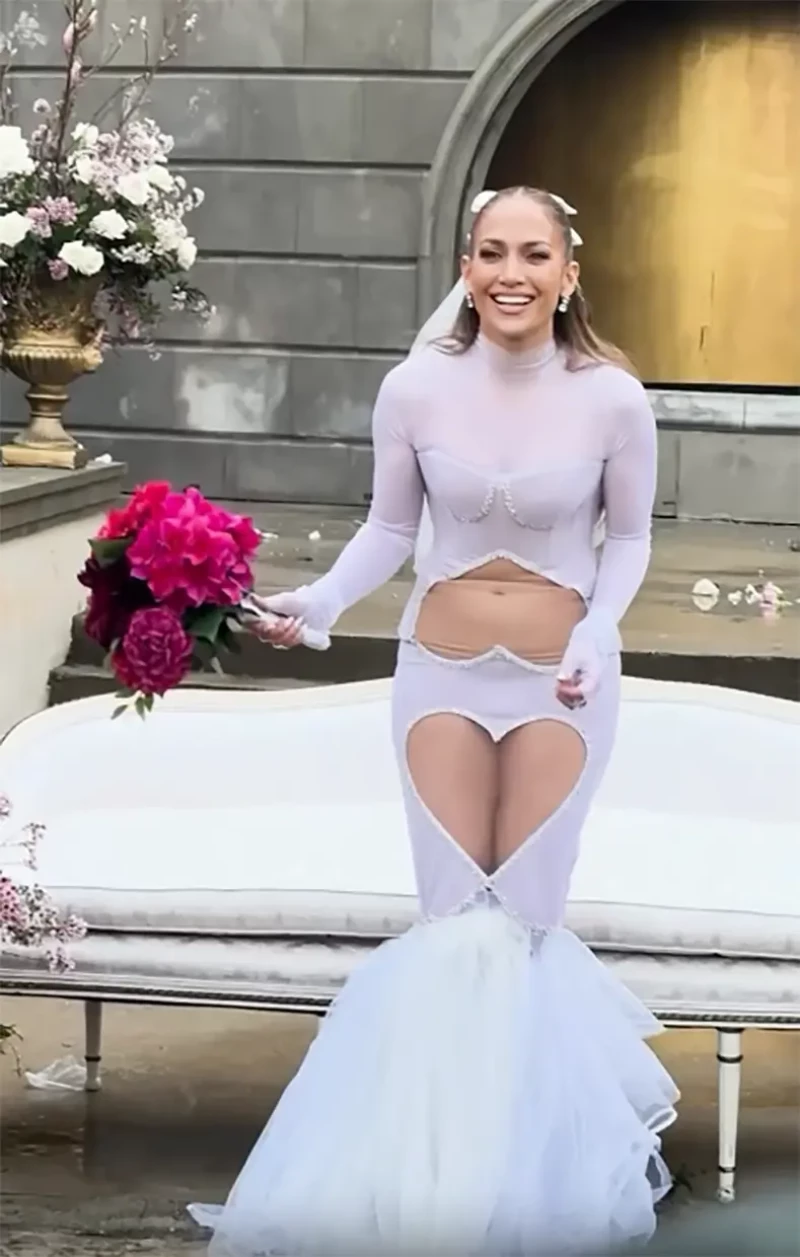 López con uno de los vestidos de novia del videoclip.