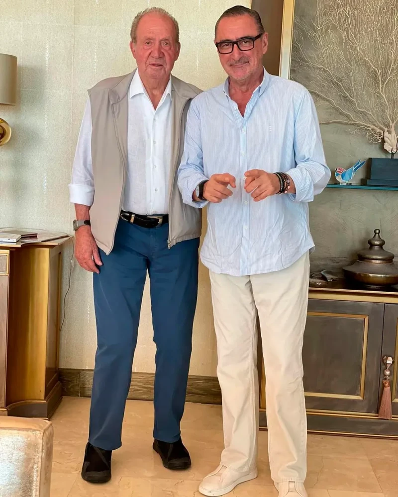 Juan Carlos I reunido en Abu Dhabi con su amigo el periodista radiofónico Carlos Herrera.