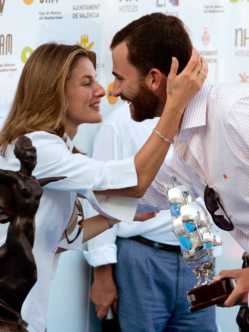 La reina Letizia abrazando al rey Felipe.