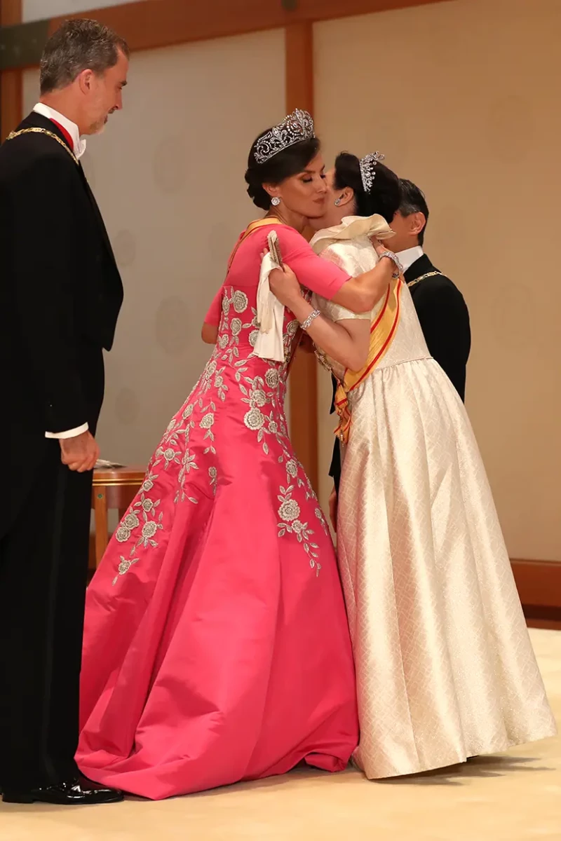Letizia abrazando a la emperatriz japonesa Masako.
