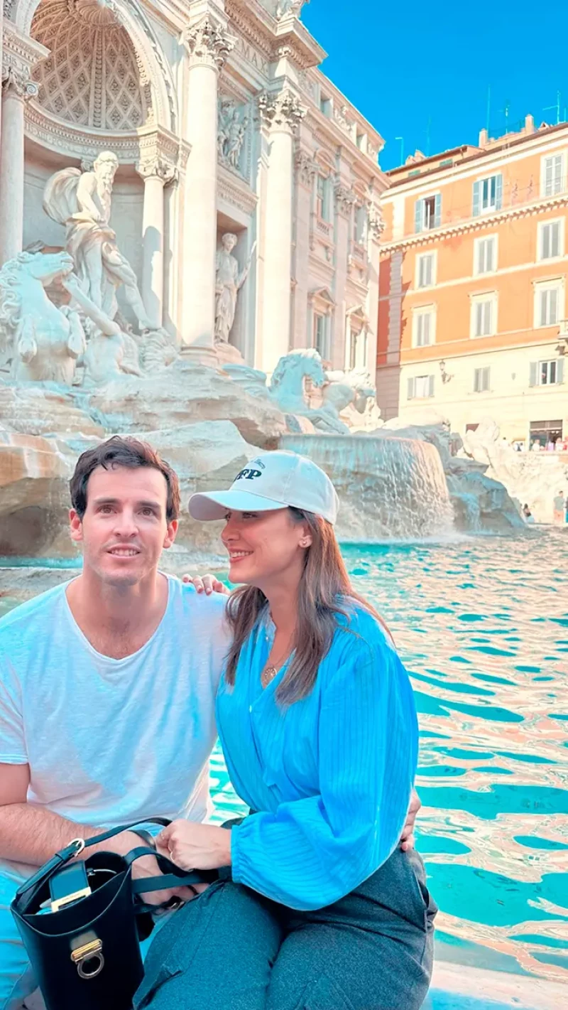 Tamara e íñigo en la fontana di Trevi, en Roma.