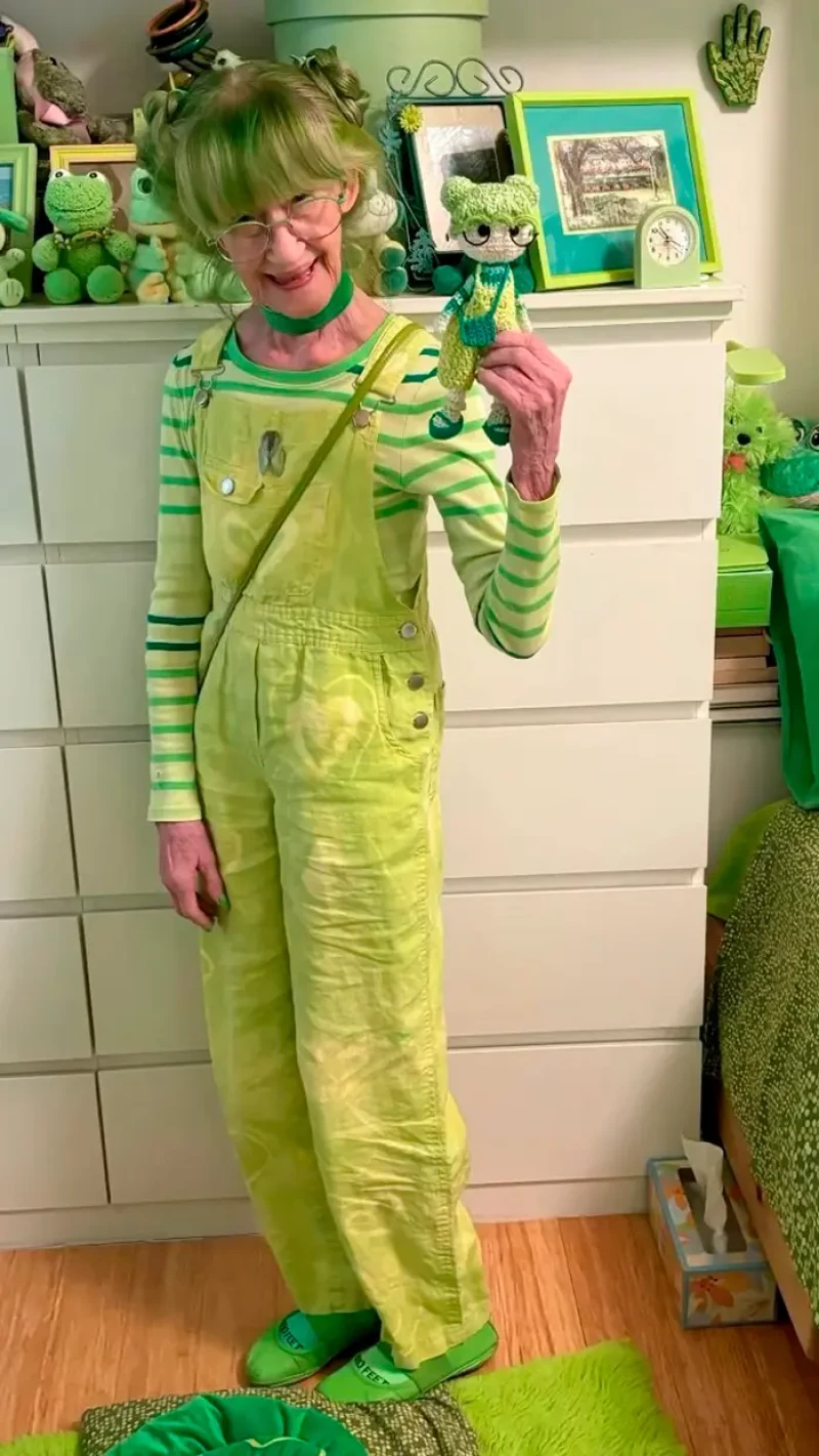 Muestra una muñeca hecha de ganchillo estilo amigurumi.
