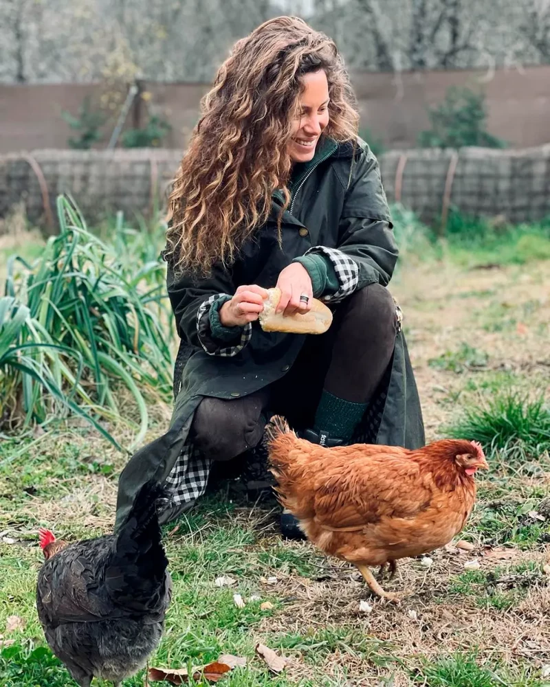 Laura Madrueño cuidando de sus gallinas.