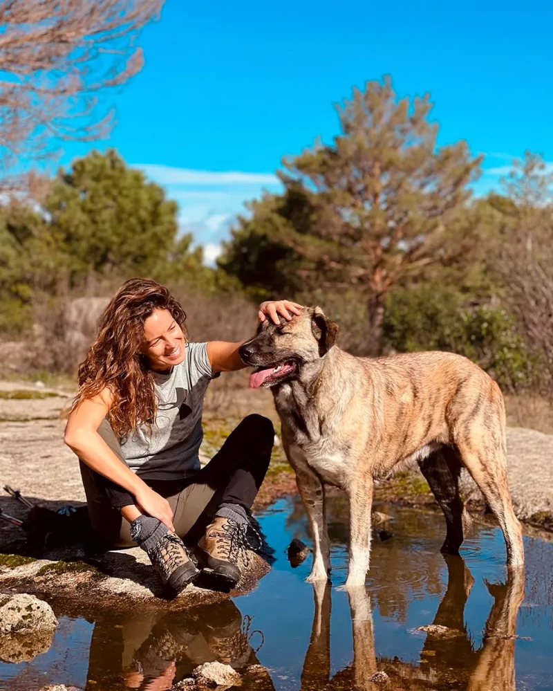 Laura Madrueño acariciando a su perro.