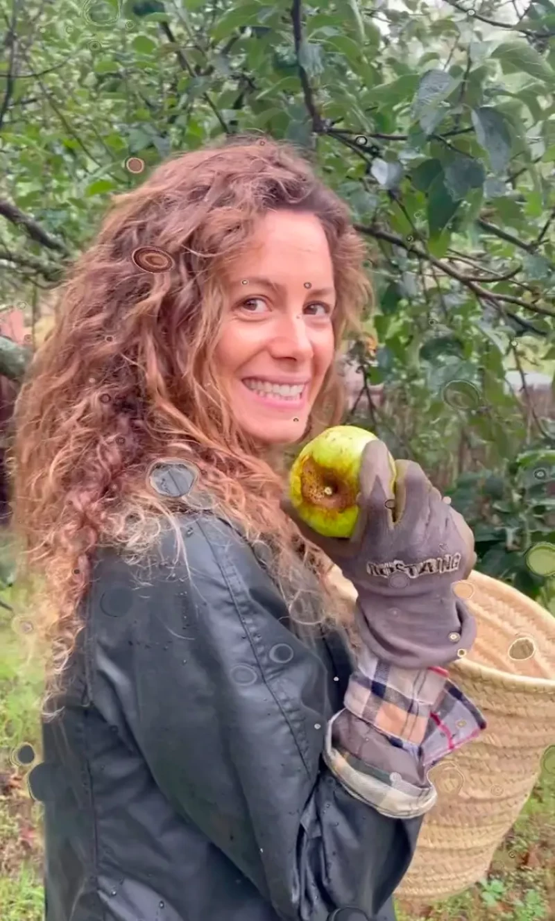 Laura Madrueño recogiendo fruta.