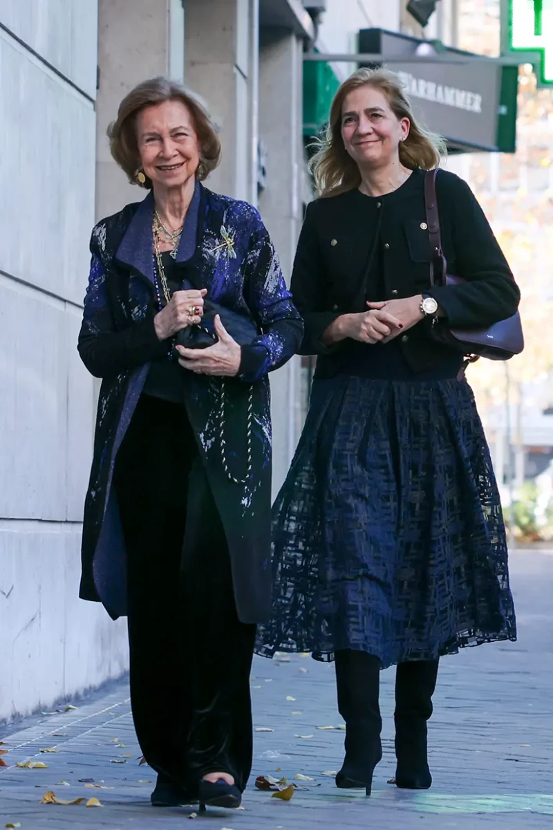 La infanta Cristina paseando con su madre la reina Sofía.