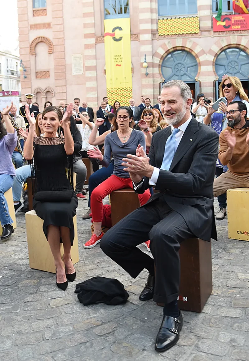 Felipe y Letizia en una demostración callejera de flamenco.