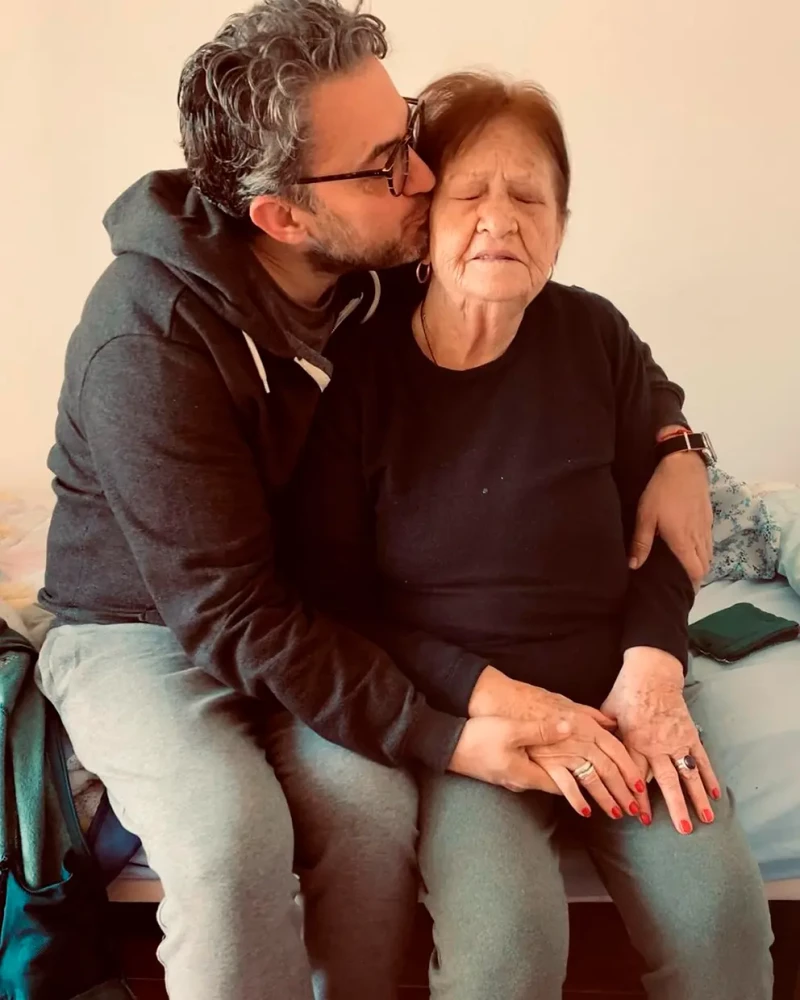 Maximo Huerta besando a su madre.