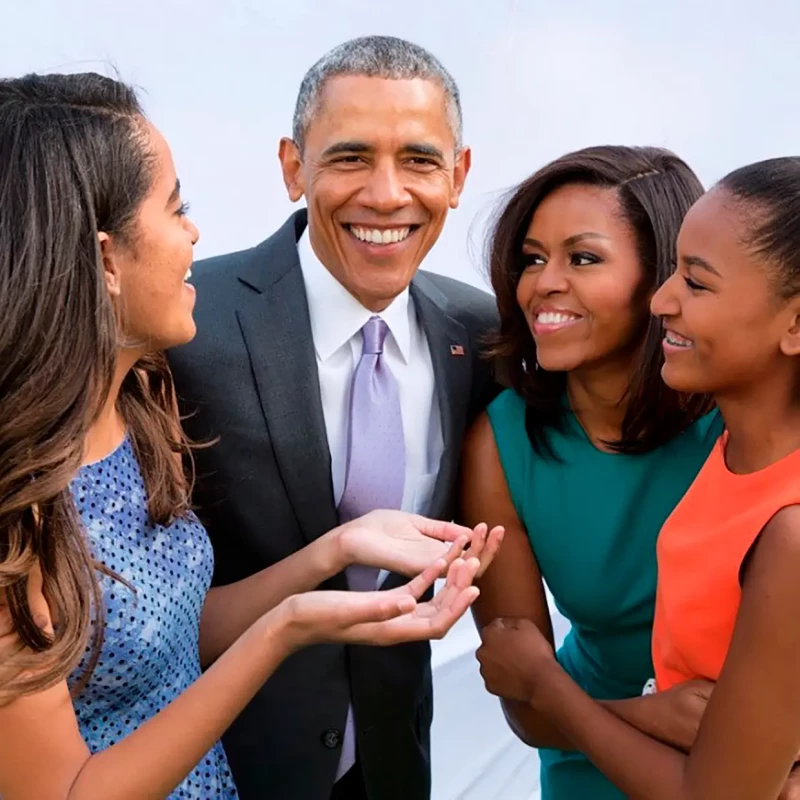 Michelle acompañando a su marido Barack junto a sus hijas.