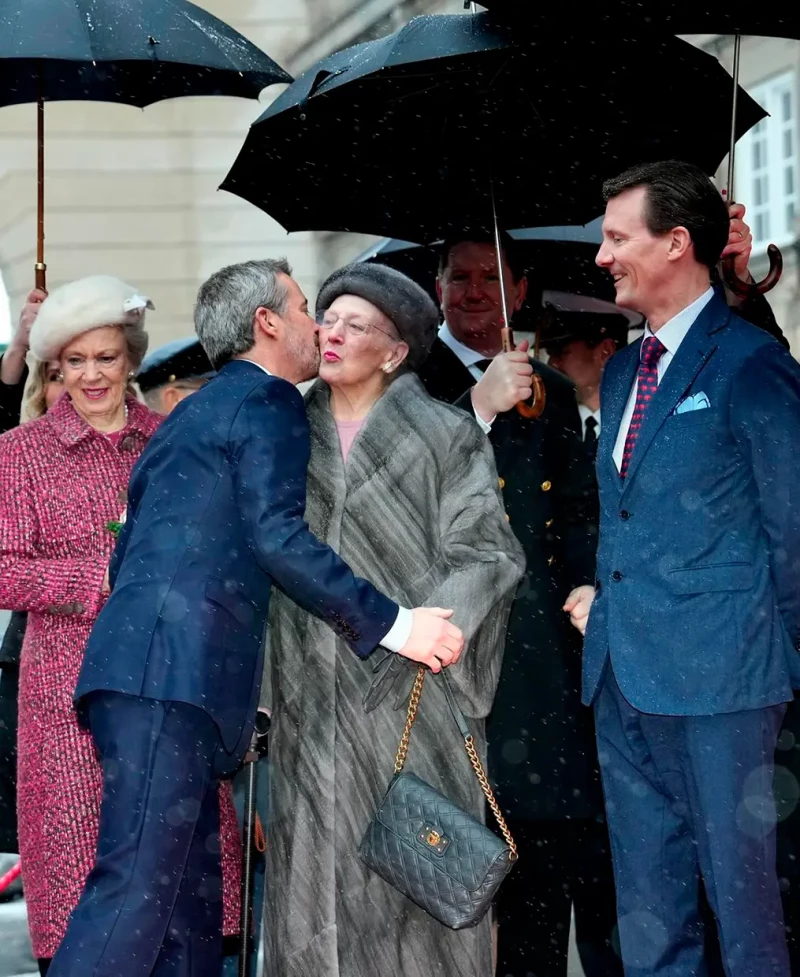 Federico besando a su madre, la reina Margarita de Dinamarca.