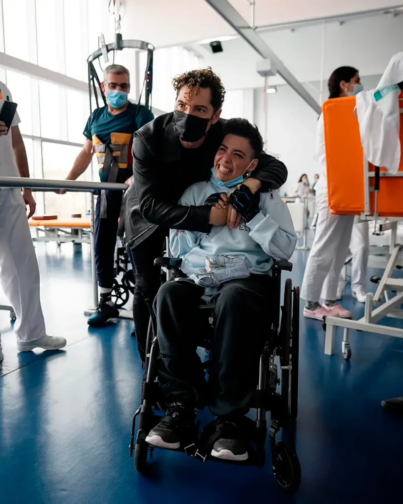 David Bisbal con uno de los pacientes del centro toledano en el que cantó.