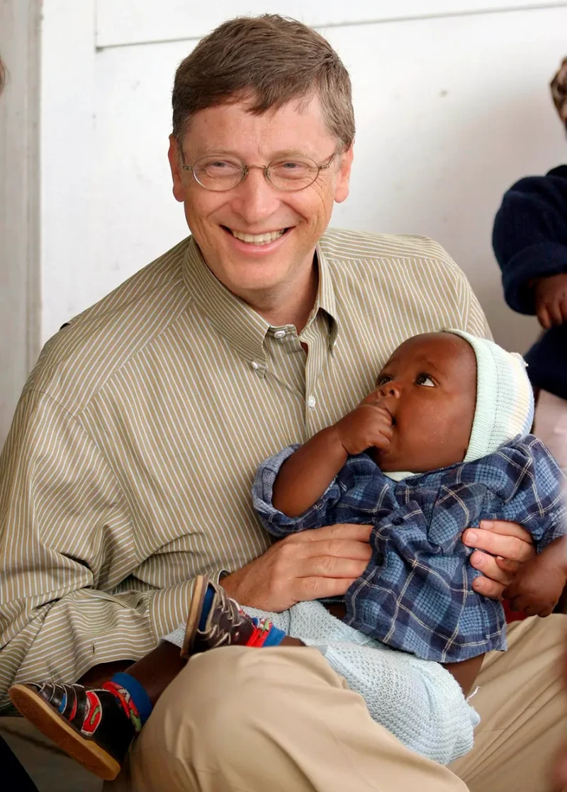 Bill Gates con un bebé africano en brazos.