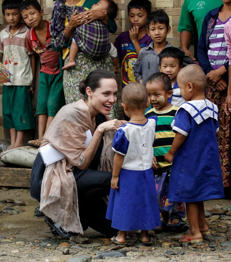 Angelina Jolie jugando con niños birmanos.