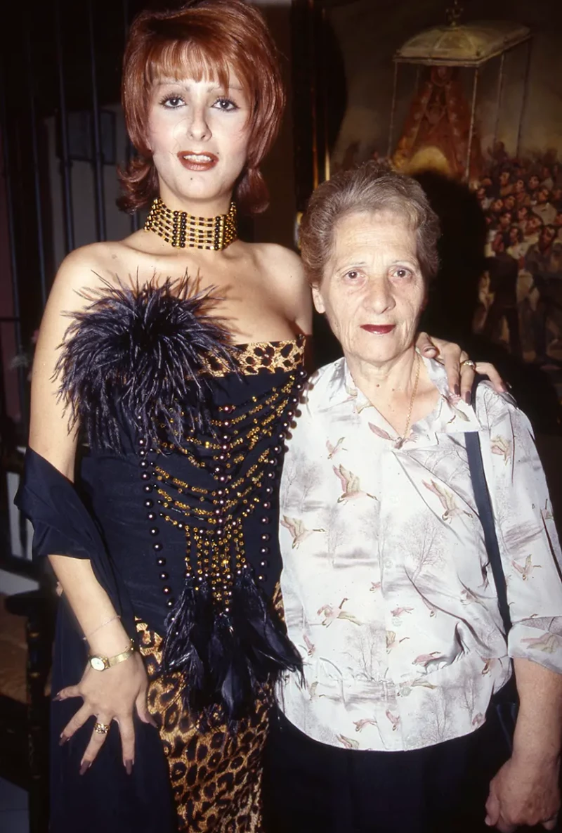 Yurena posando junto a su madre, Margarita Seisdedos.
