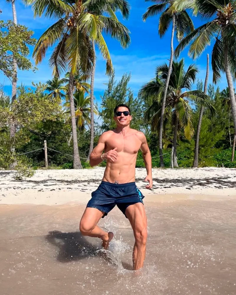 Álex González en bañador en una playa paradisíaca.