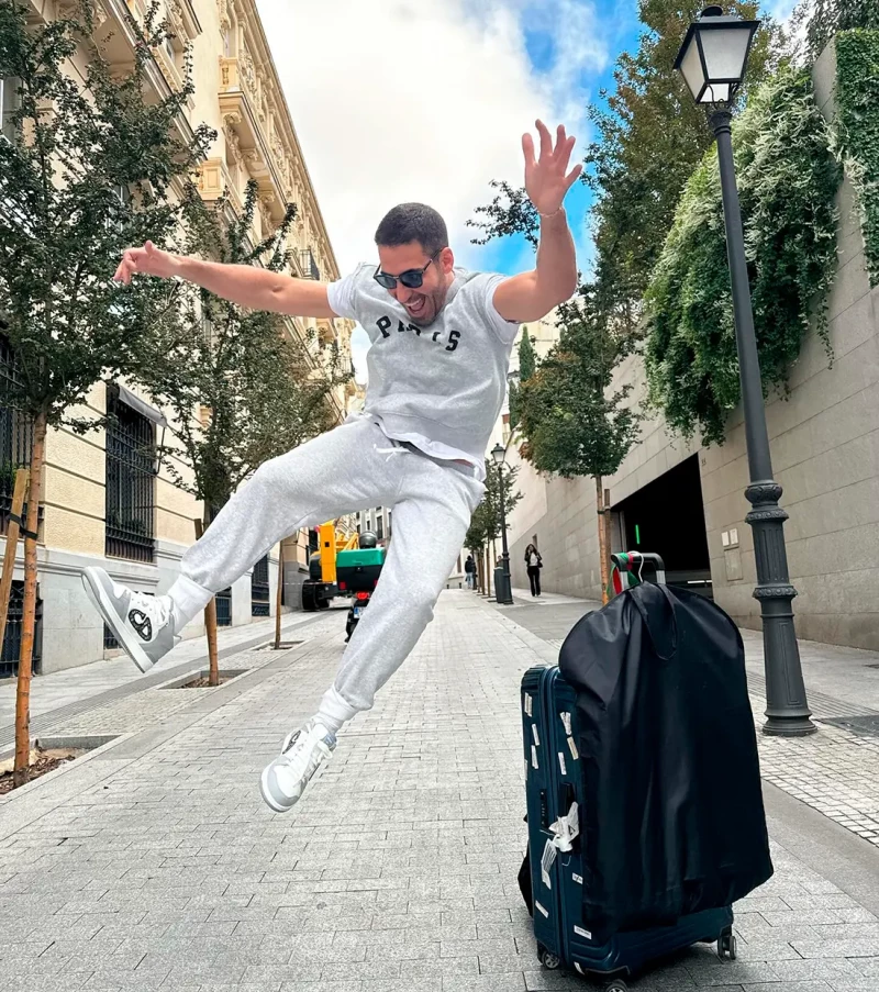 Miguel Ángel Silvestre en la calle saltando de contento.