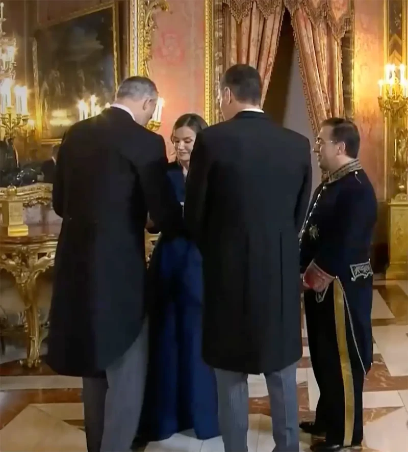 Felipe VI abrochando la pulsera a Letizia.