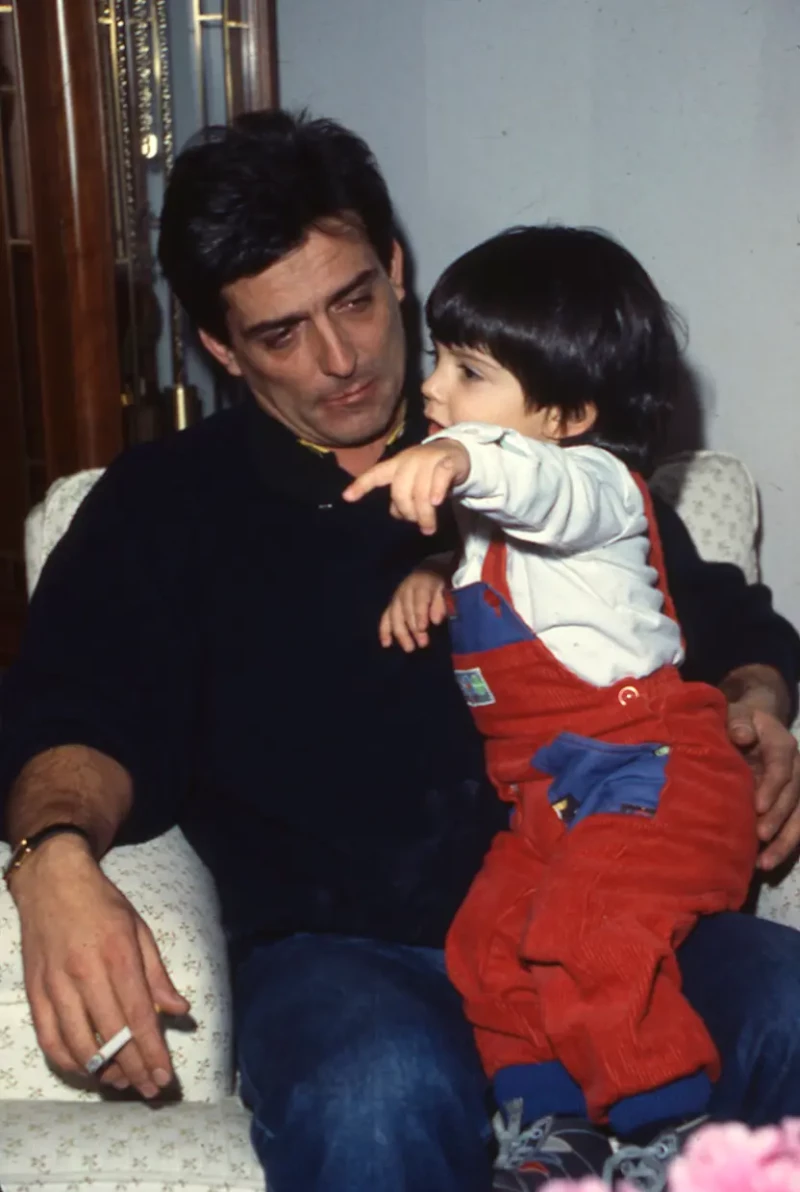 Pepe Sancho con su hijo Alejandro en su regazo.