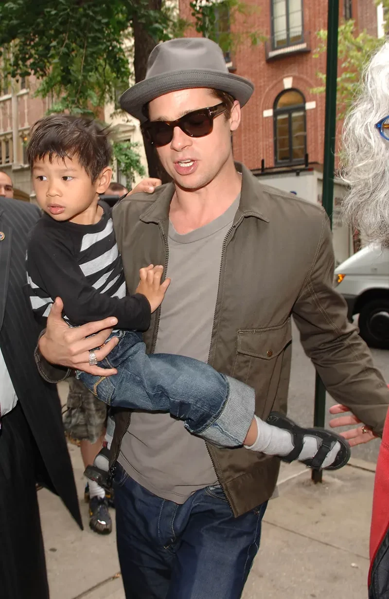 Brad Pitt con Pax en brazos.