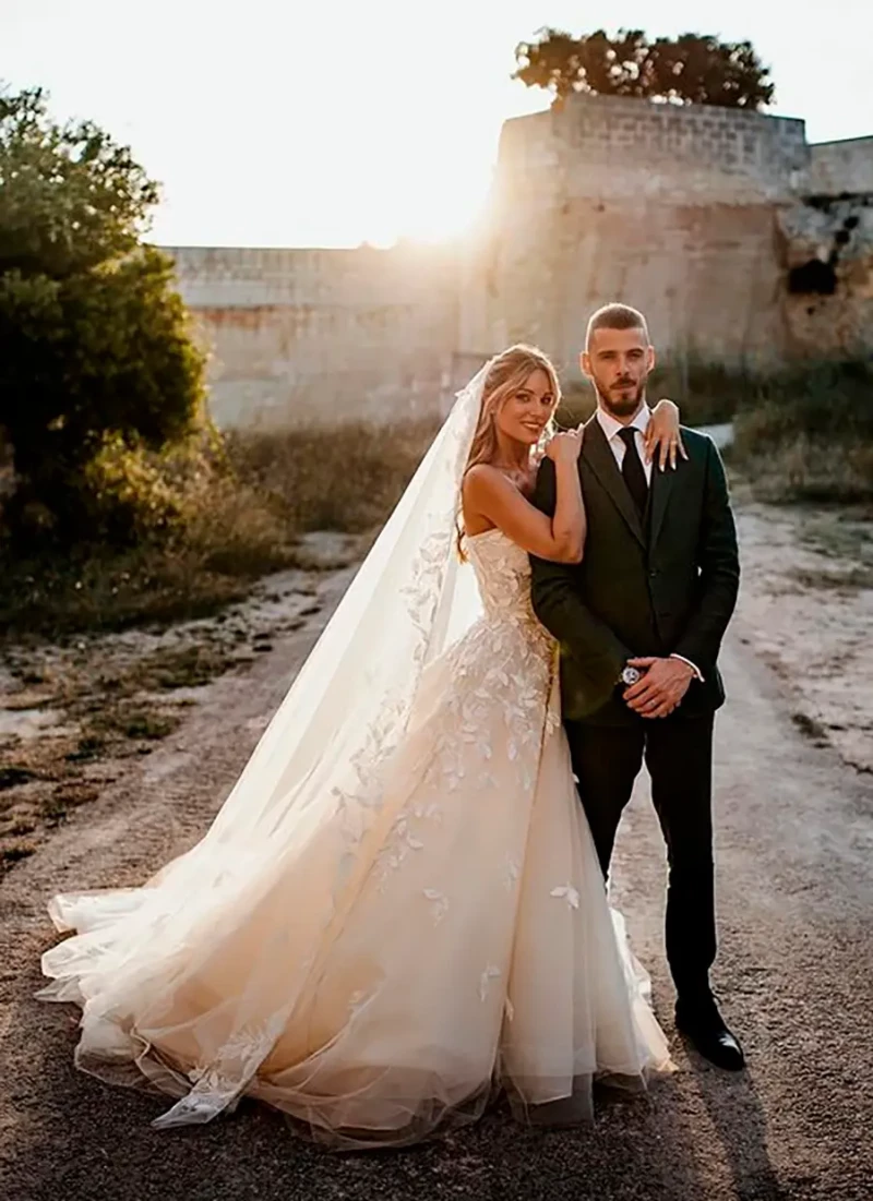 Edurne y De Gea posando juntos vestidos de novios.