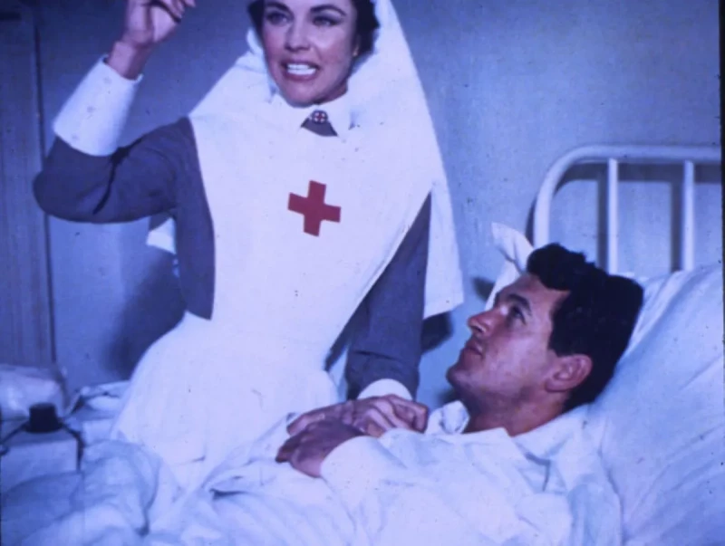 Imágen de una película de Rock Hudson en la que aparece tumbado en una cama de hospital.