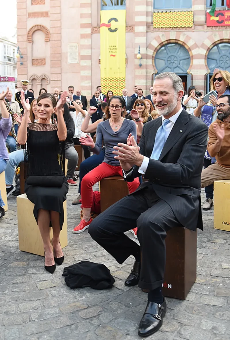 Artista de calle. En un viaje a Cádiz, Felipe VI se arrancó a tocar el cajón y hacer palmas.