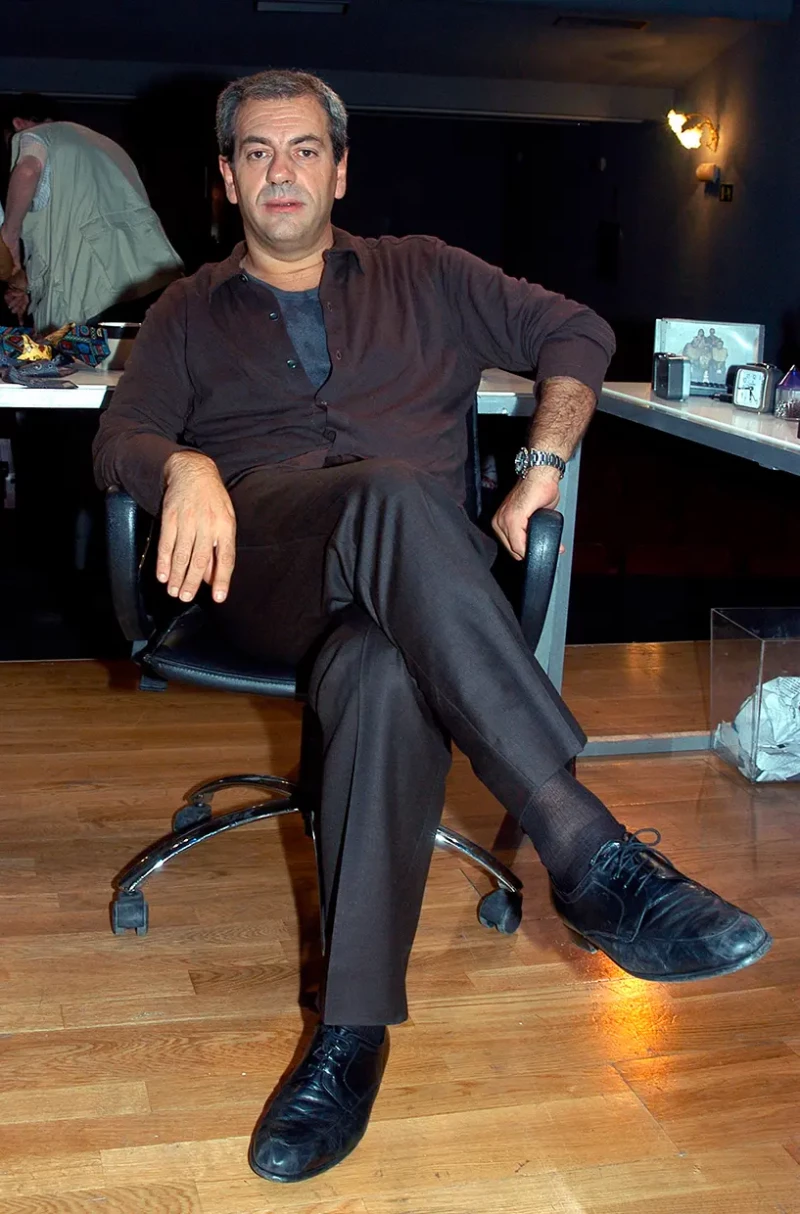 Carlos Sobera profesor de Publicidad sentado en una silla de oficina.