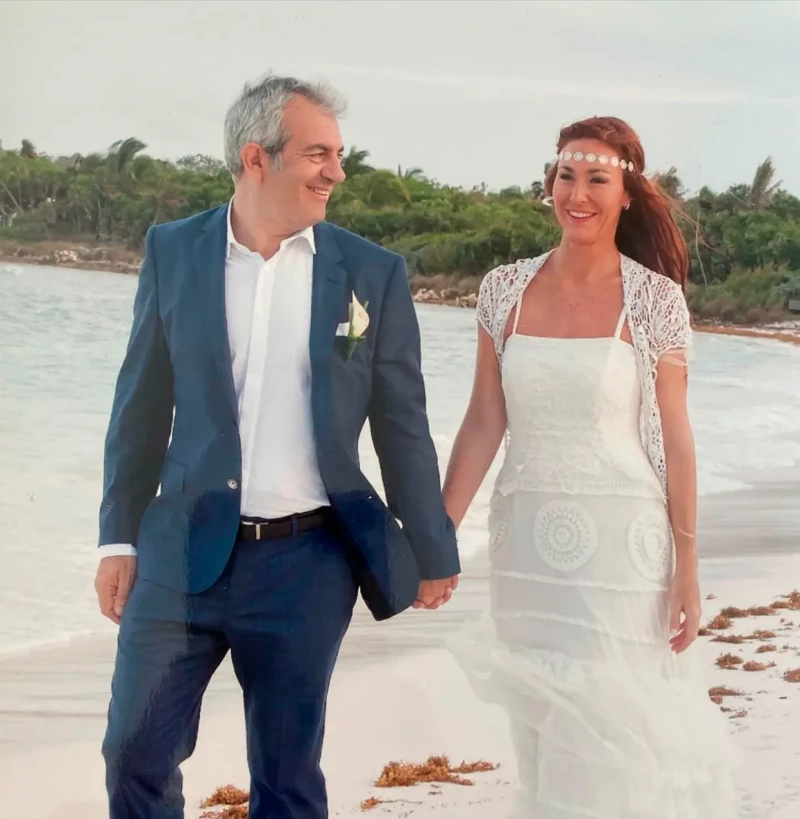 Carlos Sobera con su mujer el día de su boda en la playa.