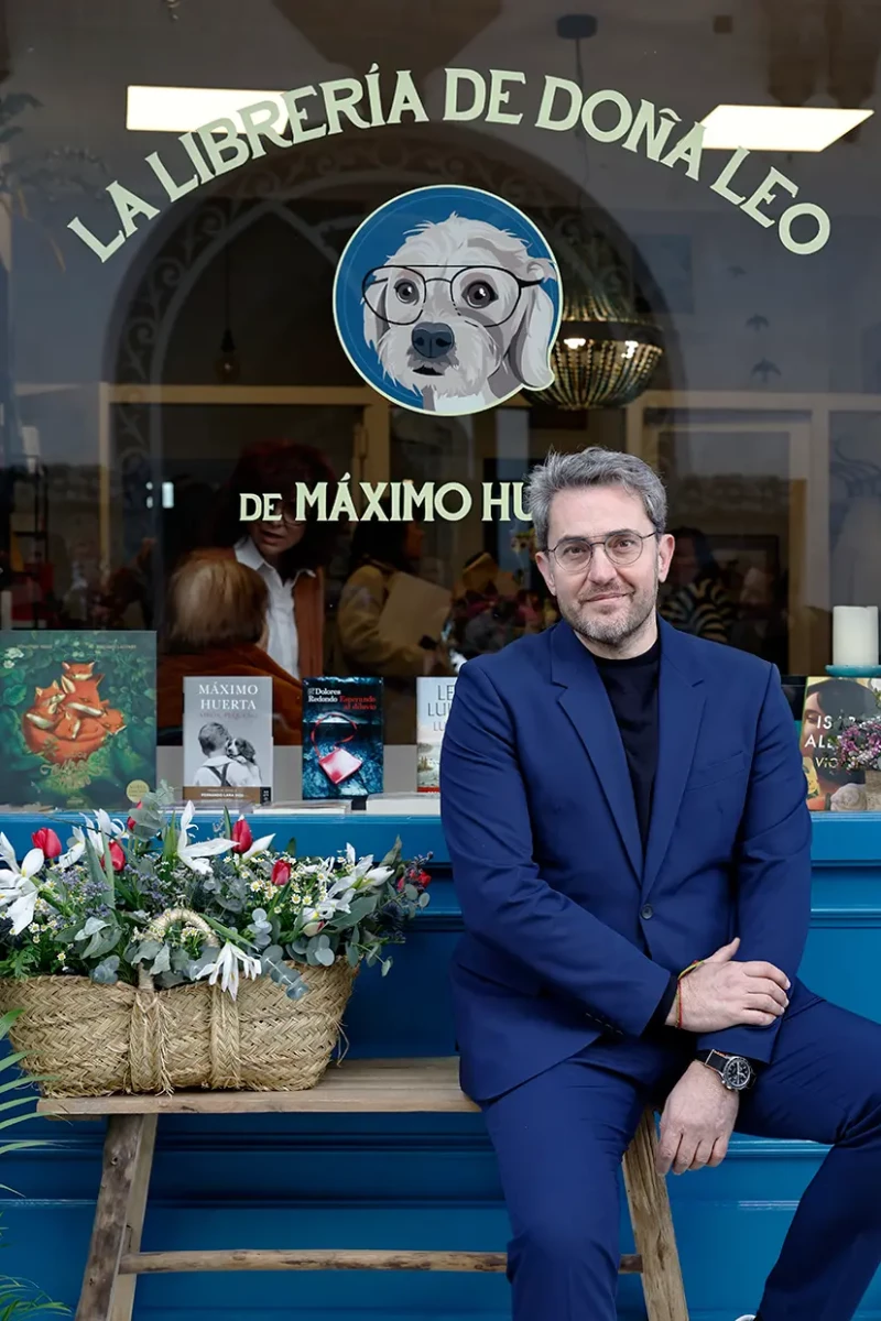 Máximo Huerta posando ante su librería.