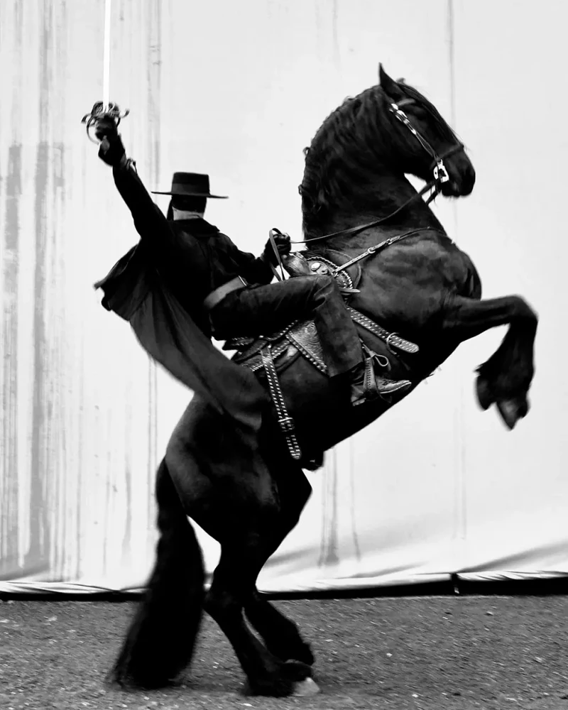 Miguel Bernardeau montando a caballo.