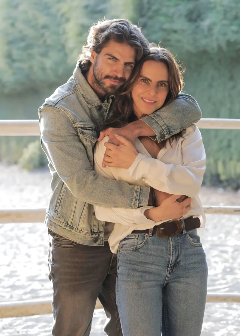 Maxi Iglesias con Kate del Castillo compañeros y co-protagonistas de la serie 'Volver a caer'.