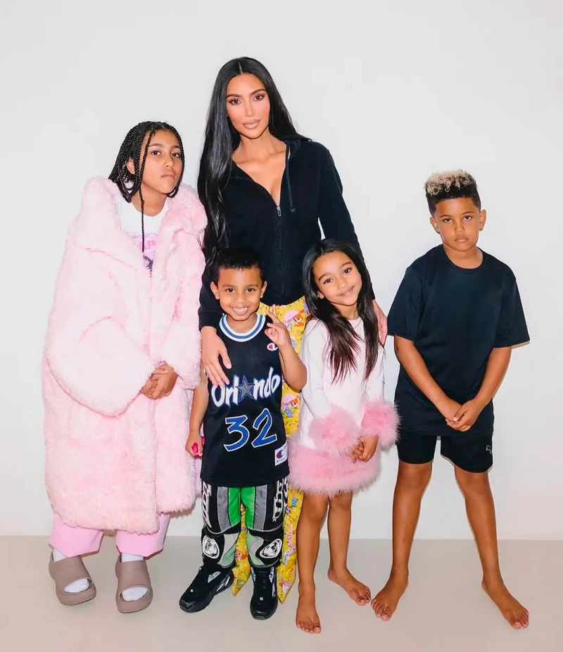 Kim Kardashian con sus cuatro hijos en común con Kanye West: North, Chicago, Saint y Psalm.