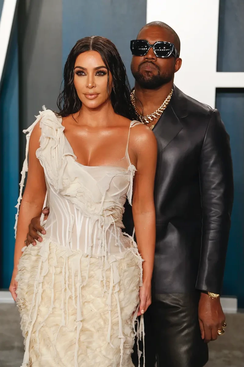 Kim Kardashian y Kanye West posando juntos