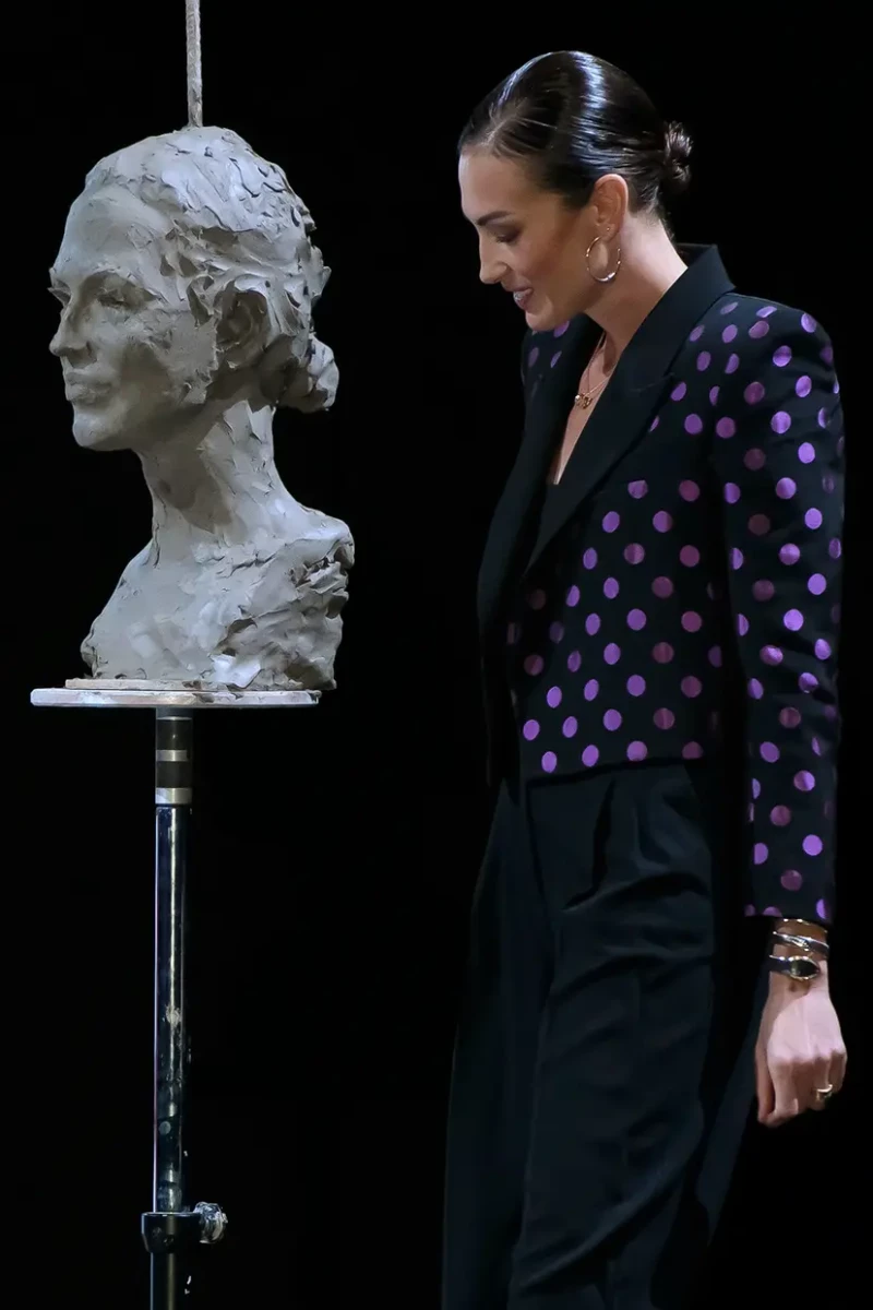 Nieves Álvarez homenajeada con un busto que el escultor Martín Lagares realizó en directo.