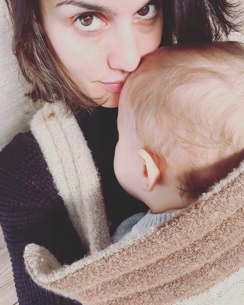 Megan Montaner con su bebé, Soren, nacido al poco de terminar el rodaje.