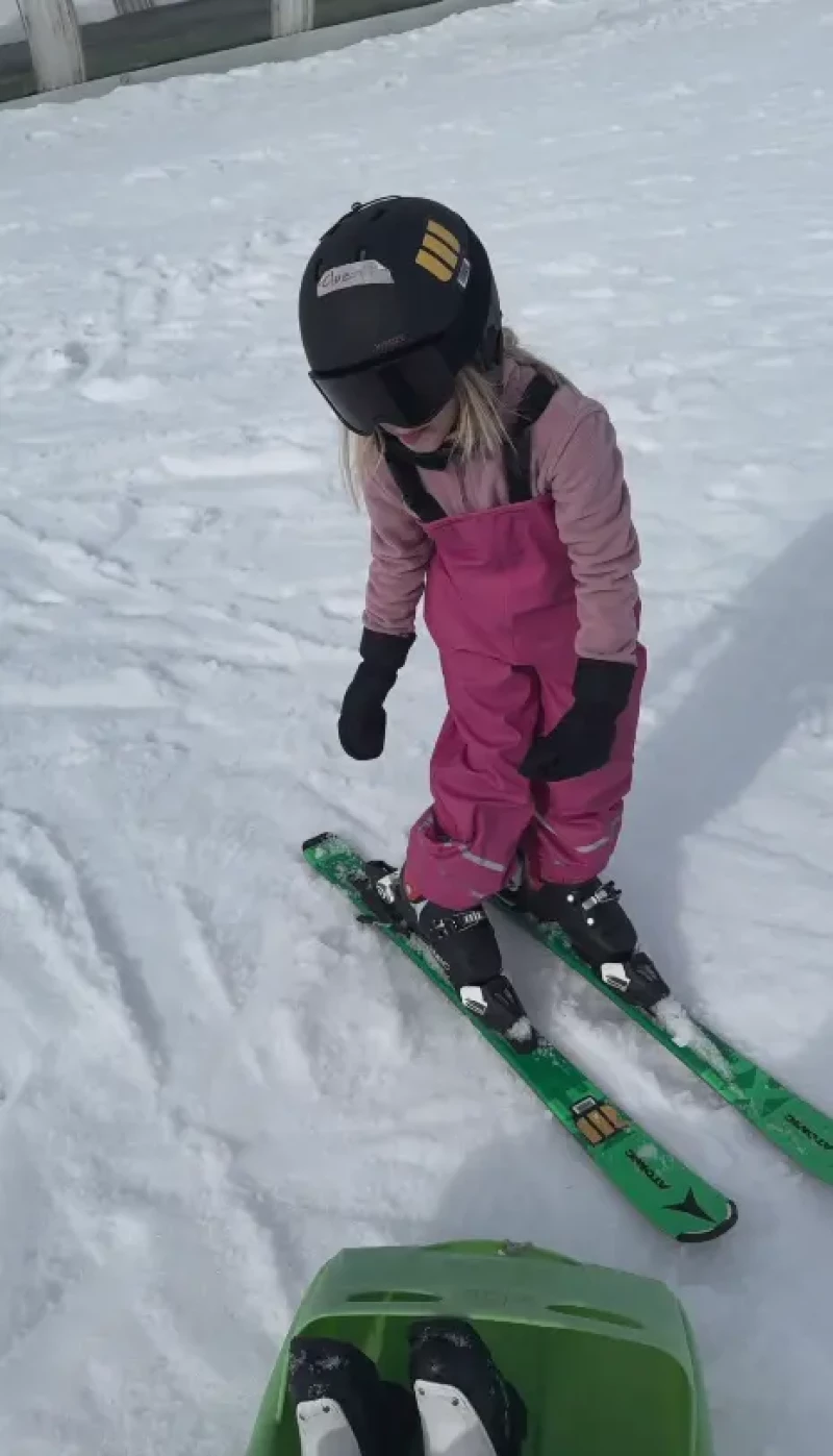 La hija de Manuel Carrasco y Almudena esquiando.
