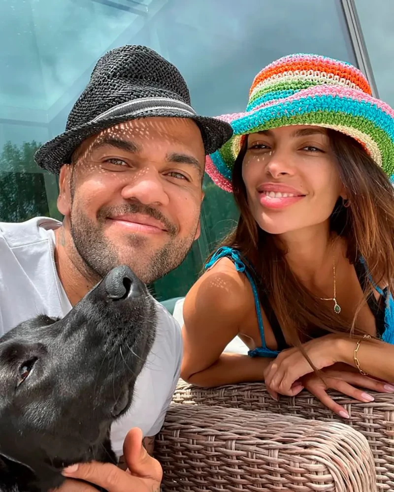 Dani Alves con su mujer.