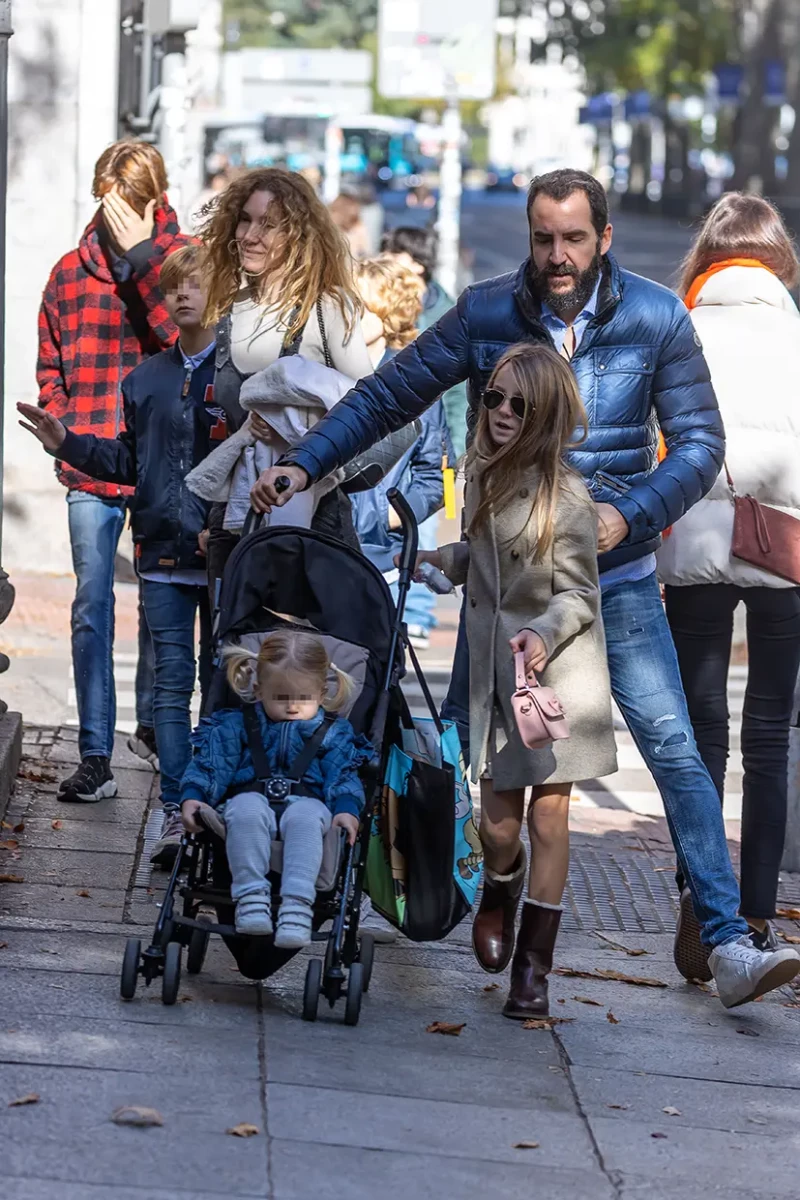 Borja Thyssen paseando con su familia.