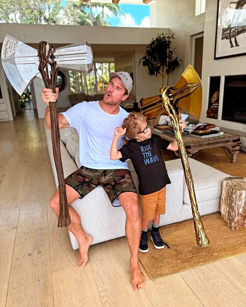 Chris Hemsworth con Amon, posando con atrezzo de las películas de Thor