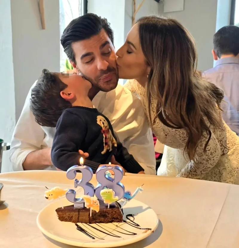 Miguel Torres celebrando su cumpleaños con su pareja Paula Echevarría y su hijo Miguel Jr.